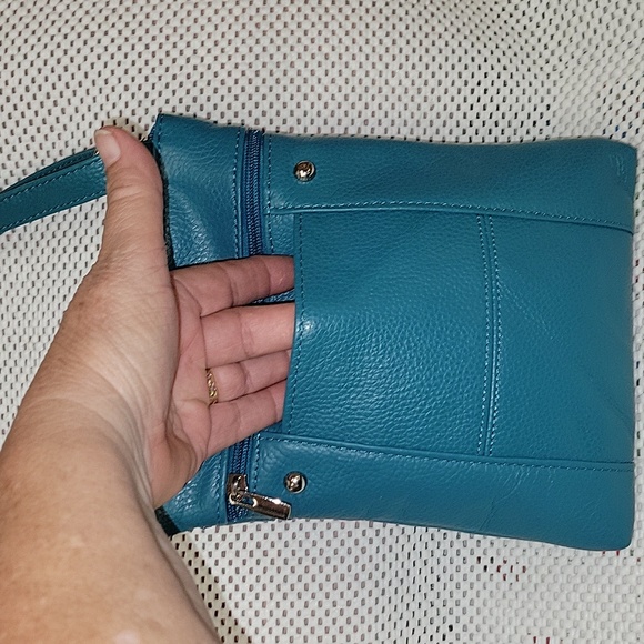 Teal cowhide crossbody purse. - Picture 3 of 10